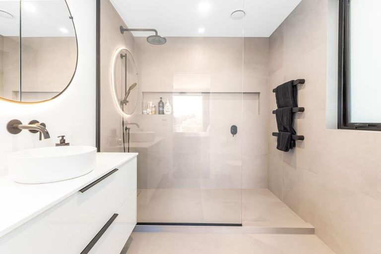 Photo of property in 302 Paremata Road, Whitby, Porirua, 5381