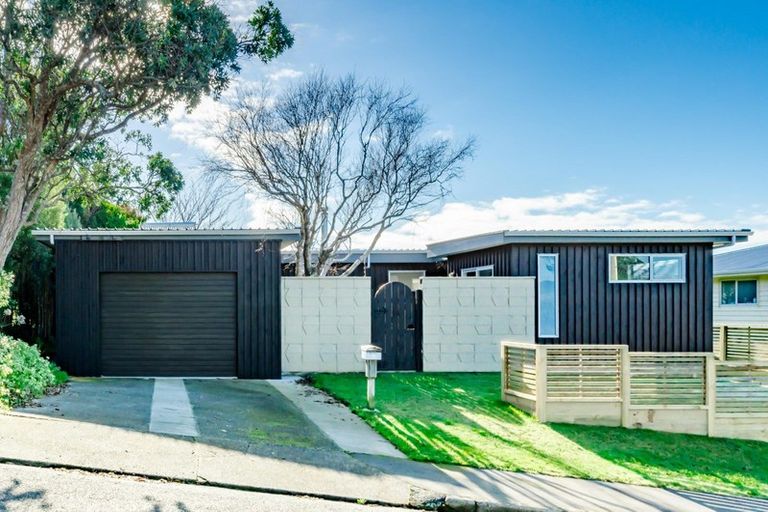 Photo of property in 6 Kapekape Place, Pukerua Bay, 5026