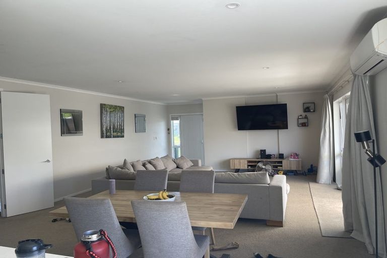 Photo of property in 18 Larmer Drive, Kumeu, 0810