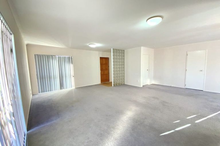 Photo of property in 11 Newbegin Place, Weymouth, Auckland, 2103