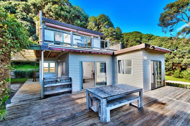 Photo of property in 79 North Piha Road, Piha, 0772