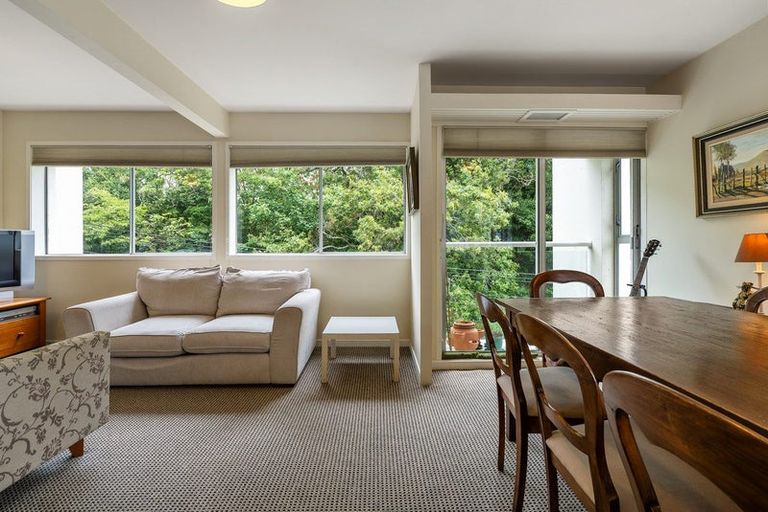 Photo of property in Grosvenor Flats, 19 Cottleville Terrace, Thorndon, Wellington, 6011