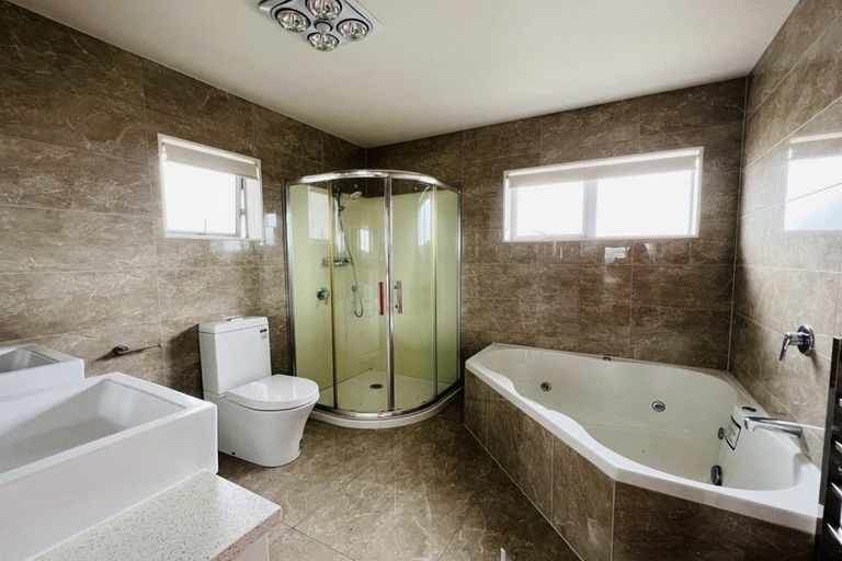 Photo of property in 16 Kira Road, Flat Bush, Auckland, 2016