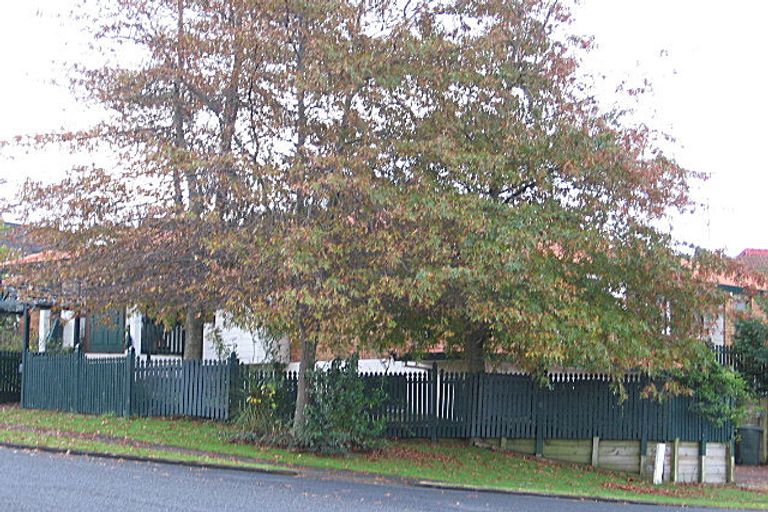 Photo of property in 1/11 Lexington Drive, Botany Downs, Auckland, 2010