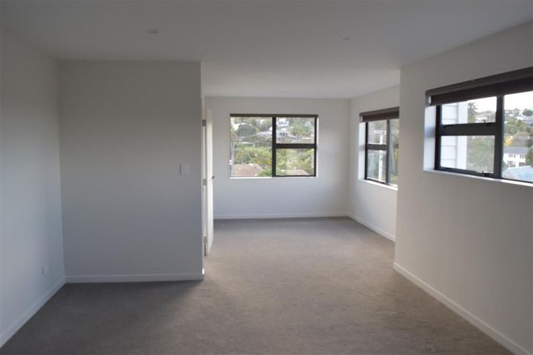 Photo of property in 18 Lyons Avenue, Murrays Bay, Auckland, 0630