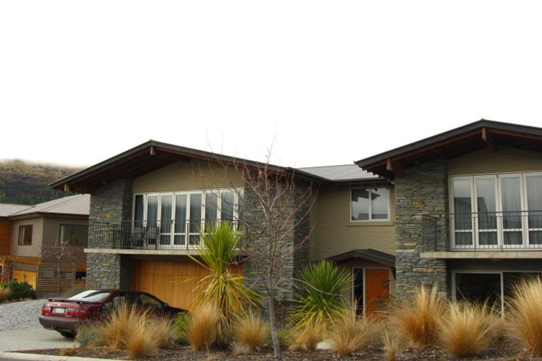 Photo of property in 2 Kircher Place, Arrowtown, 9302