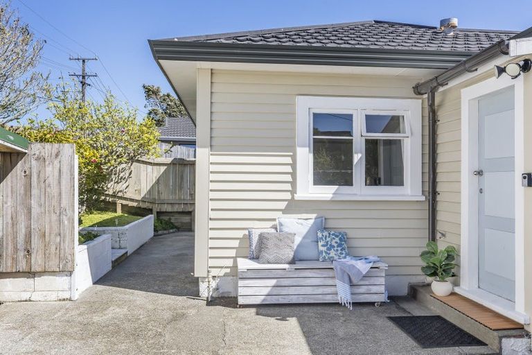 Photo of property in 15 Glanmire Road, Newlands, Wellington, 6037