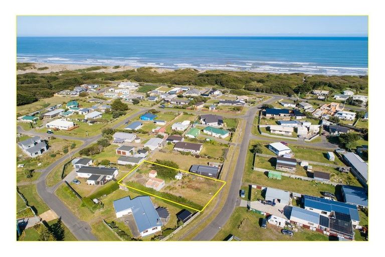 Photo of property in 18 Te Kiri Street, Himatangi Beach, Foxton, 4891