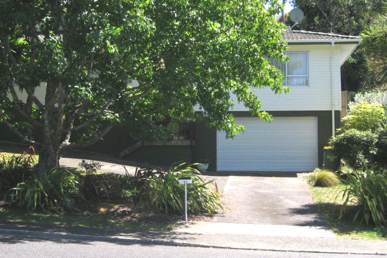 Photo of property in 15 Easton Park Parade, Glenfield, Auckland, 0629