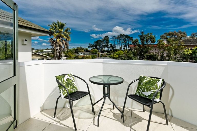 Photo of property in 2/362 East Coast Road, Sunnynook, Auckland, 0630
