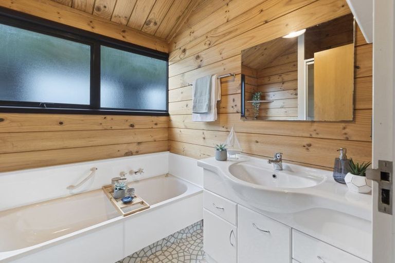 Photo of property in 2 Flaxmere Street, Waikanae Beach, Waikanae, 5036