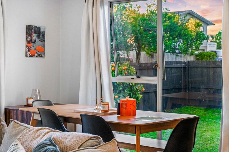 Photo of property in 92b Beach Road, Te Atatu Peninsula, Auckland, 0610