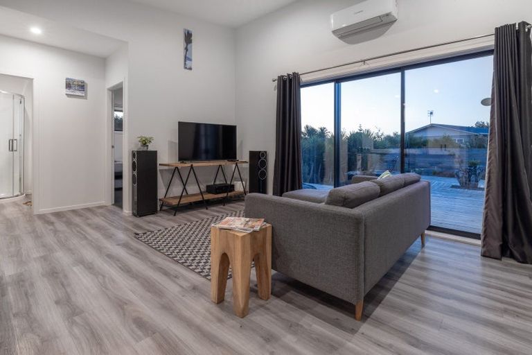 Photo of property in 7 Strathnaver Drive, Waikawa Beach, Manakau, 5573