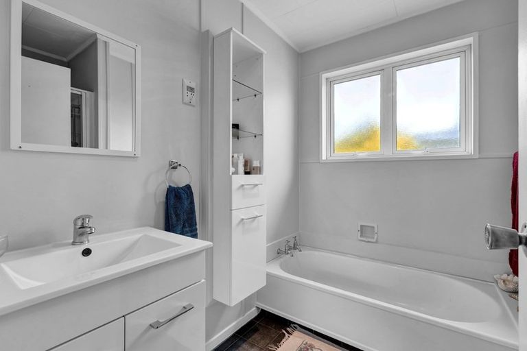 Photo of property in 8 Karaka Street, Inglewood, 4330