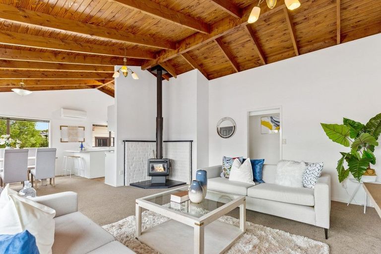 Photo of property in 116 Whangaparaoa Road, Red Beach, 0932