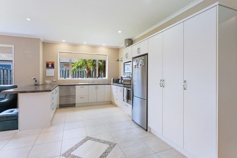 Photo of property in 17 Edgewater Street, Waikanae, 5036