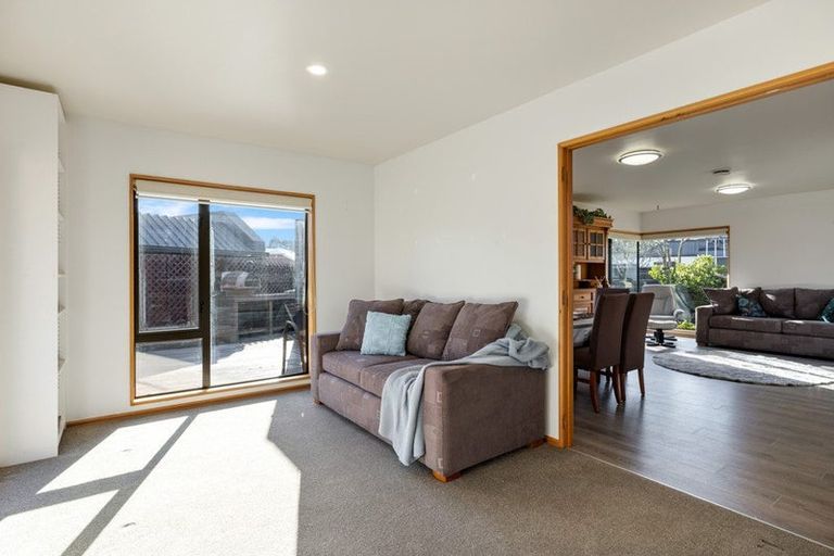 Photo of property in 8 Brockhall Lane, Avonhead, Christchurch, 8042