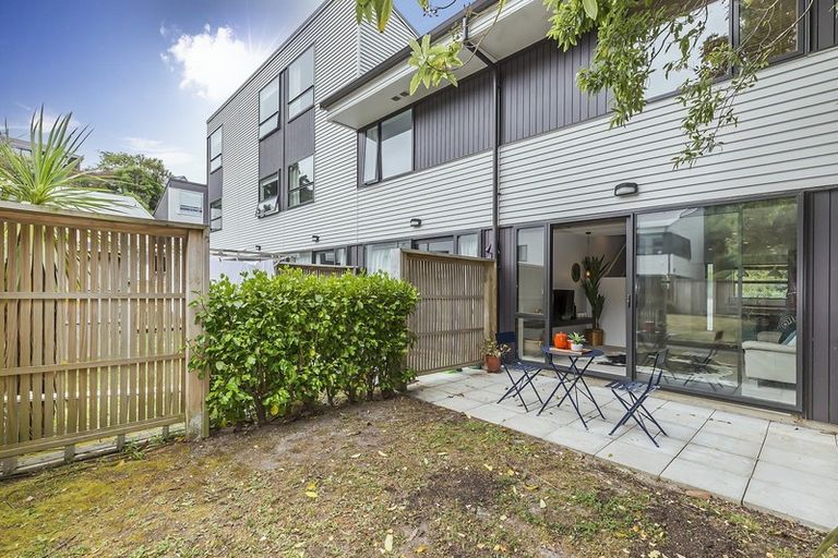 Photo of property in 1/8 Thatcher Crescent, Crofton Downs, Wellington, 6035