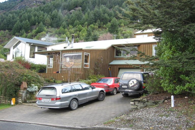 Photo of property in 5 Evergreen Place, Sunshine Bay, Queenstown, 9300