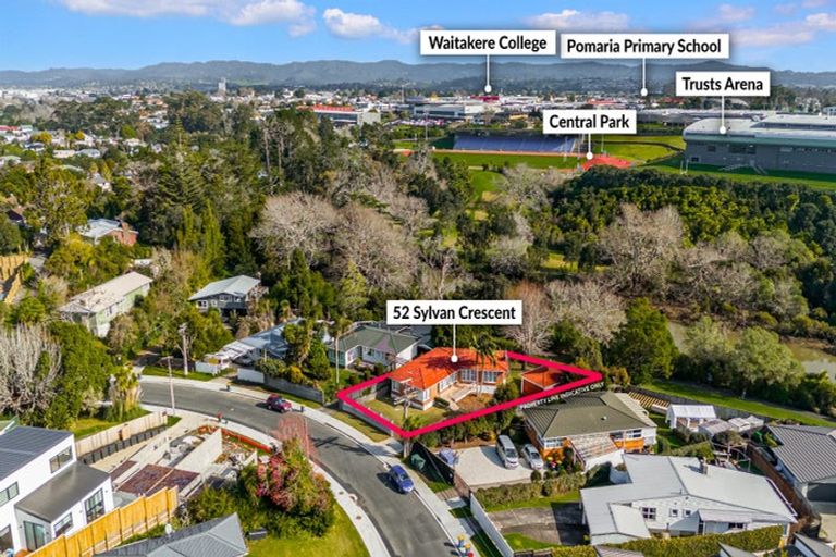 Photo of property in 52 Sylvan Crescent, Te Atatu South, Auckland, 0610