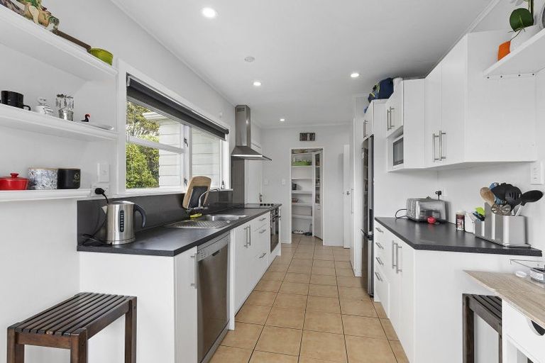 Photo of property in 9 Blandford Way, Newlands, Wellington, 6037