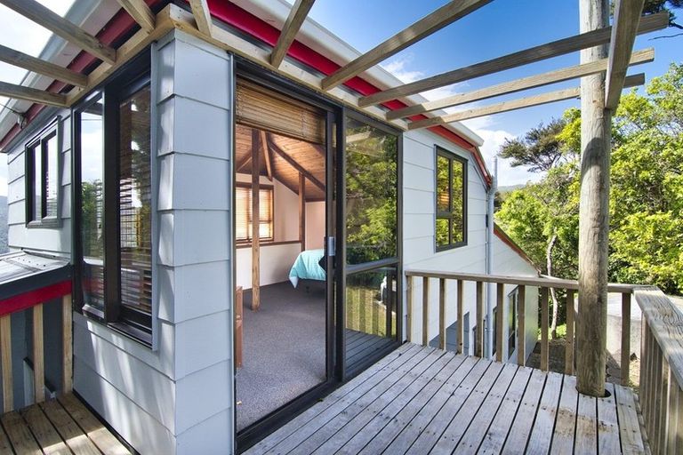 Photo of property in 15 Pendrell Road, Piha, New Lynn, 0772