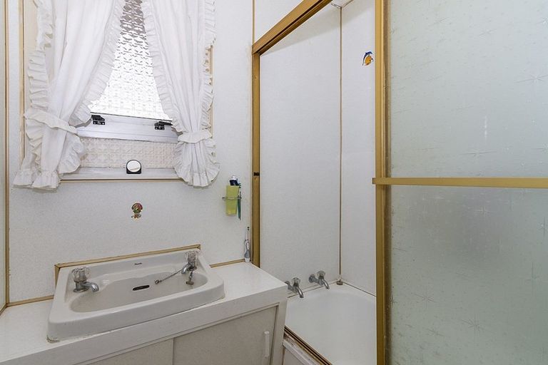 Photo of property in 9 Kelwyn Road, Kelston, Auckland, 0602