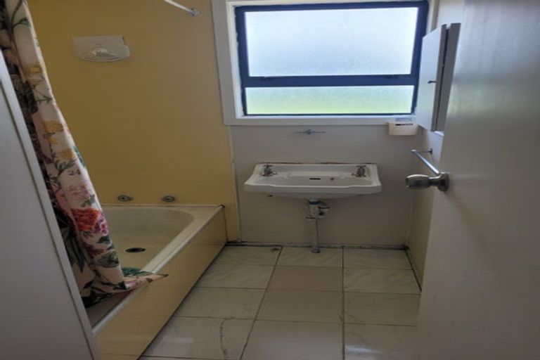 Photo of property in 43 Rathgar Road, Henderson, Auckland, 0610