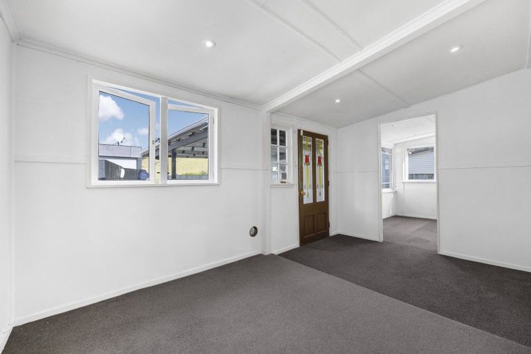 Photo of property in 14 Bertram Road, Kawakawa Bay, Papakura, 2585