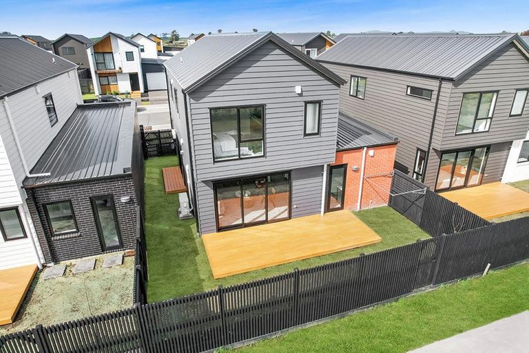 Photo of property in 20 Heketara Way, Massey, Auckland, 0614