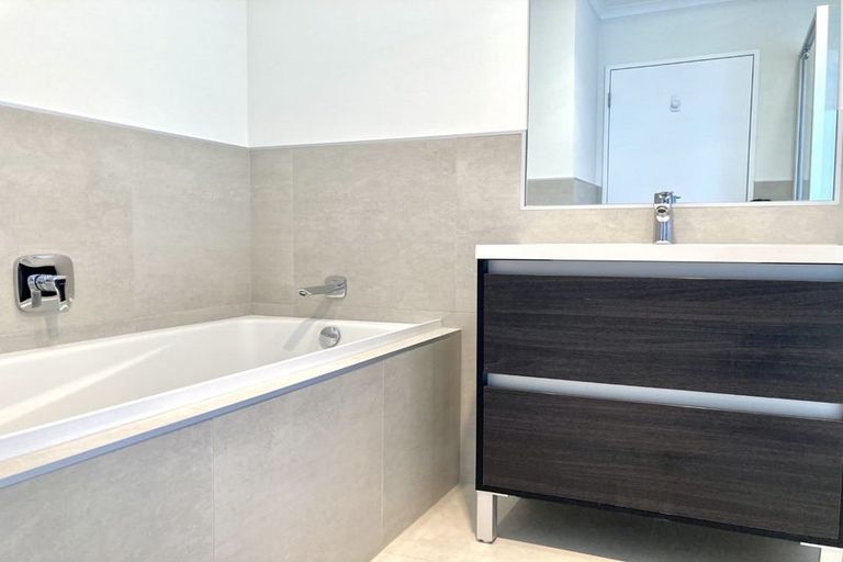 Photo of property in 66 Manutewhau Road, Massey, Auckland, 0614