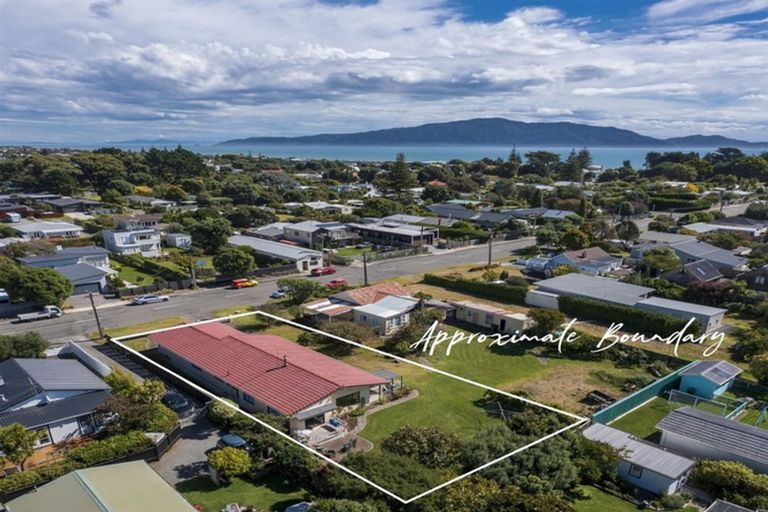Photo of property in 25 Rauparaha Street, Waikanae Beach, Waikanae, 5036