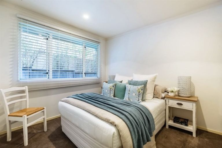 Photo of property in 8 Red Oak Place, Schnapper Rock, Auckland, 0632