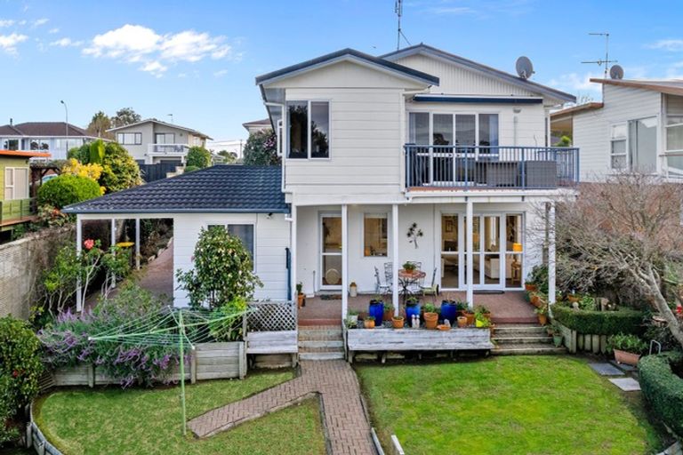 Photo of property in 16 Knightsbridge Drive, Forrest Hill, Auckland, 0620