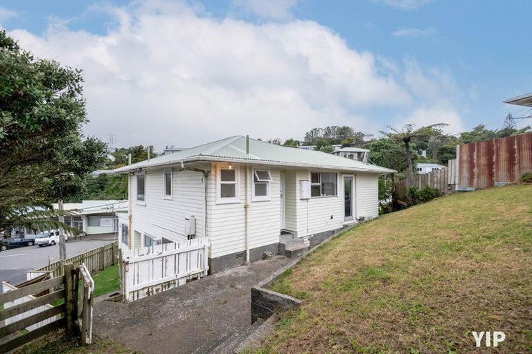Photo of property in 1b Link Road, Newlands, Wellington, 6037