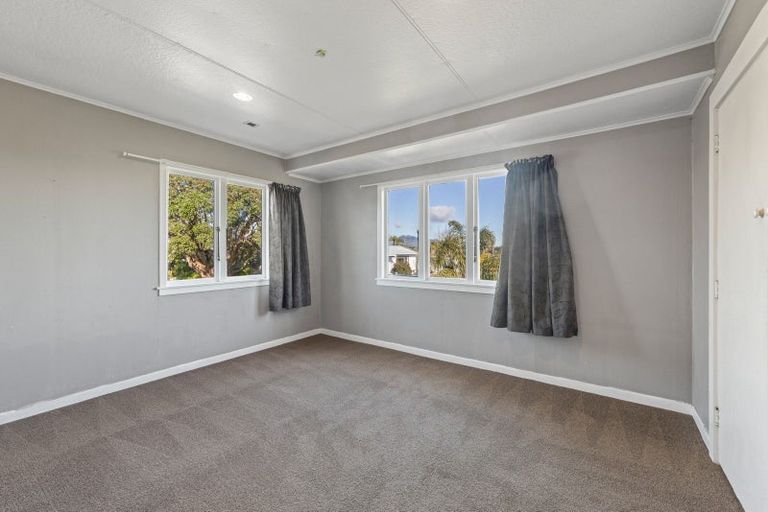 Photo of property in 15 York Crescent, Westown, New Plymouth, 4310