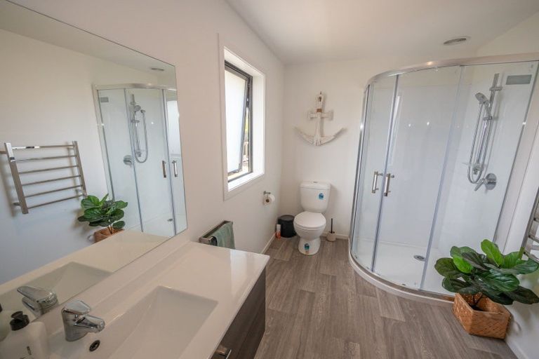 Photo of property in 24 Dudley Crescent, Cable Bay, 0420