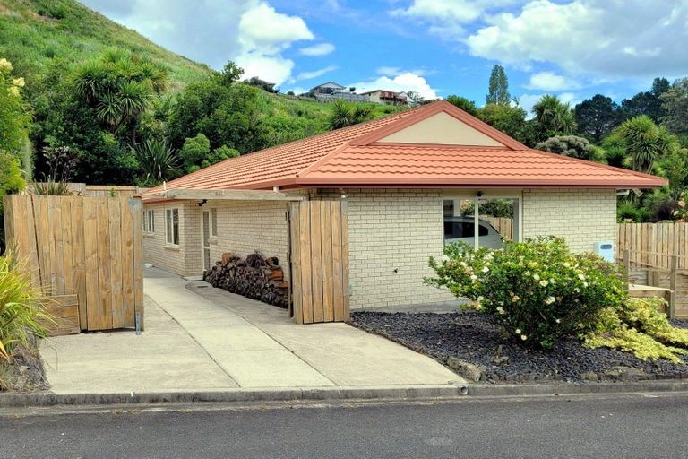 Photo of property in 28 Bateleur Close, Welcome Bay, Tauranga, 3112