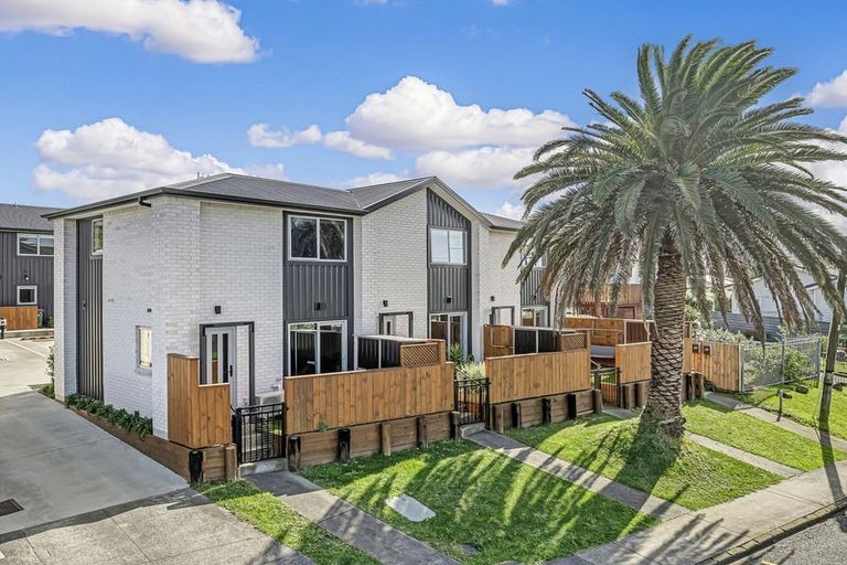 Photo of property in 2/24 Kelwyn Road, Kelston, Auckland, 0602