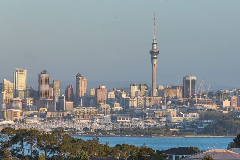 Photo of property in 2/14 Raleigh Road, Northcote, Auckland, 0627