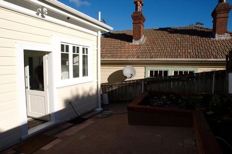 Photo of property in 2 Manley Terrace, Newtown, Wellington, 6021