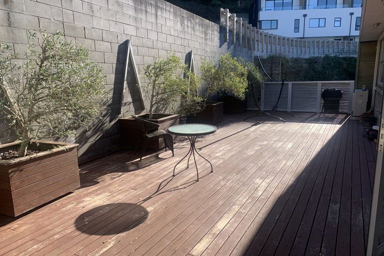 Photo of property in 56 Tiketike Way, Brooklyn, Wellington, 6021