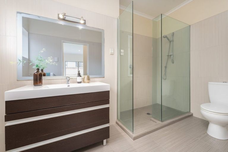 Photo of property in 16h Lincoln Road, Henderson, Auckland, 0610