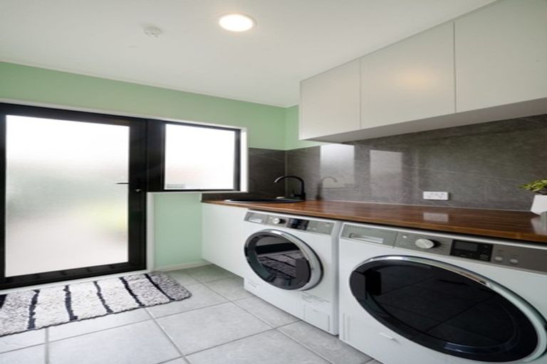 Photo of property in 19b Eske Place, Highland Park, Auckland, 2010