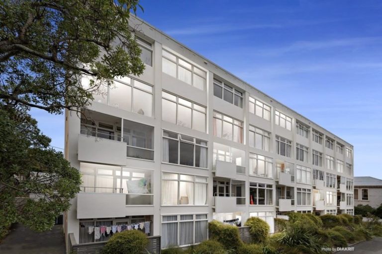 Photo of property in 9/4 Claremont Grove, Mount Victoria, Wellington, 6011