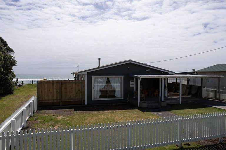 Photo of property in 8 Point Road, Mokau, 4376