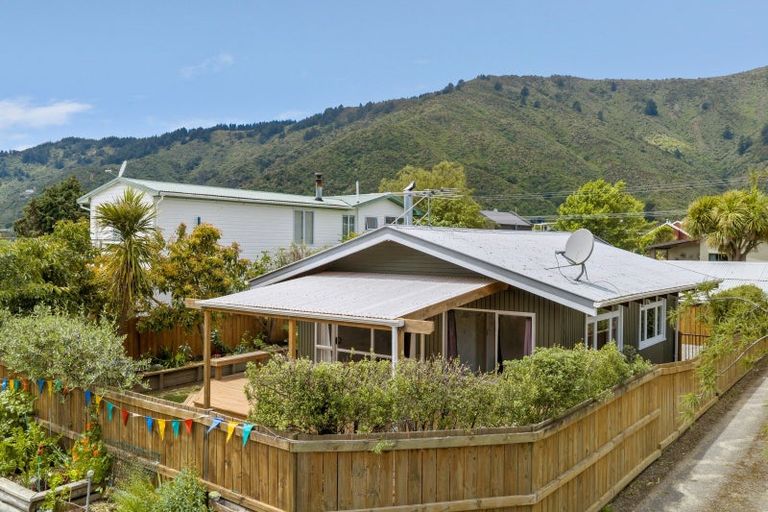 Photo of property in 46 Beach Road, Waikawa, Picton, 7220