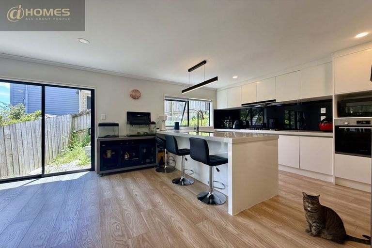 Photo of property in 70 Sungrove Rise, Sunnyvale, Auckland, 0612
