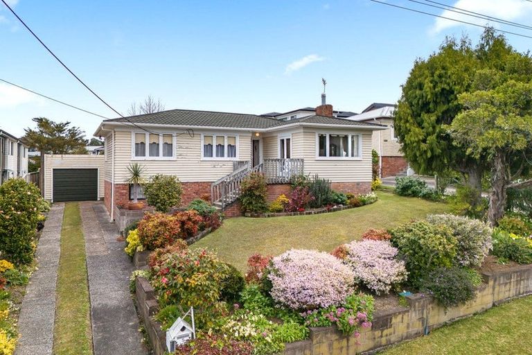 Photo of property in 5 Valron Road, Te Atatu South, Auckland, 0602