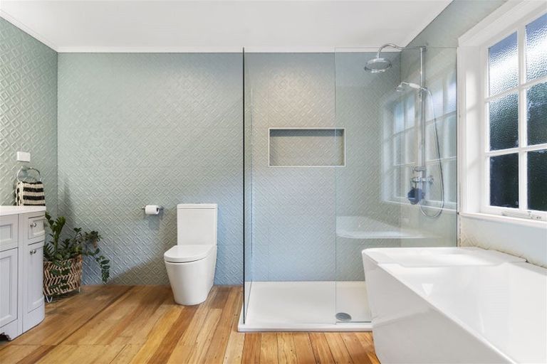 Photo of property in 5 Page Point, Mellons Bay, Auckland, 2014